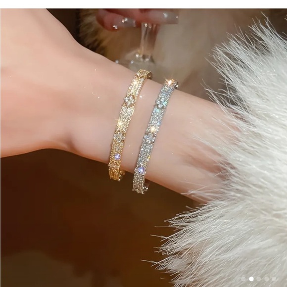 Exquisite 18k White Gold plated Four-Leaf Flower Hinged Rhinestone bangle 16” - Picture 8 of 16